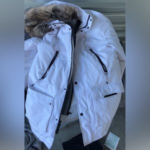 Like new. Men’s Michael Kors sz: Large winter coat.
